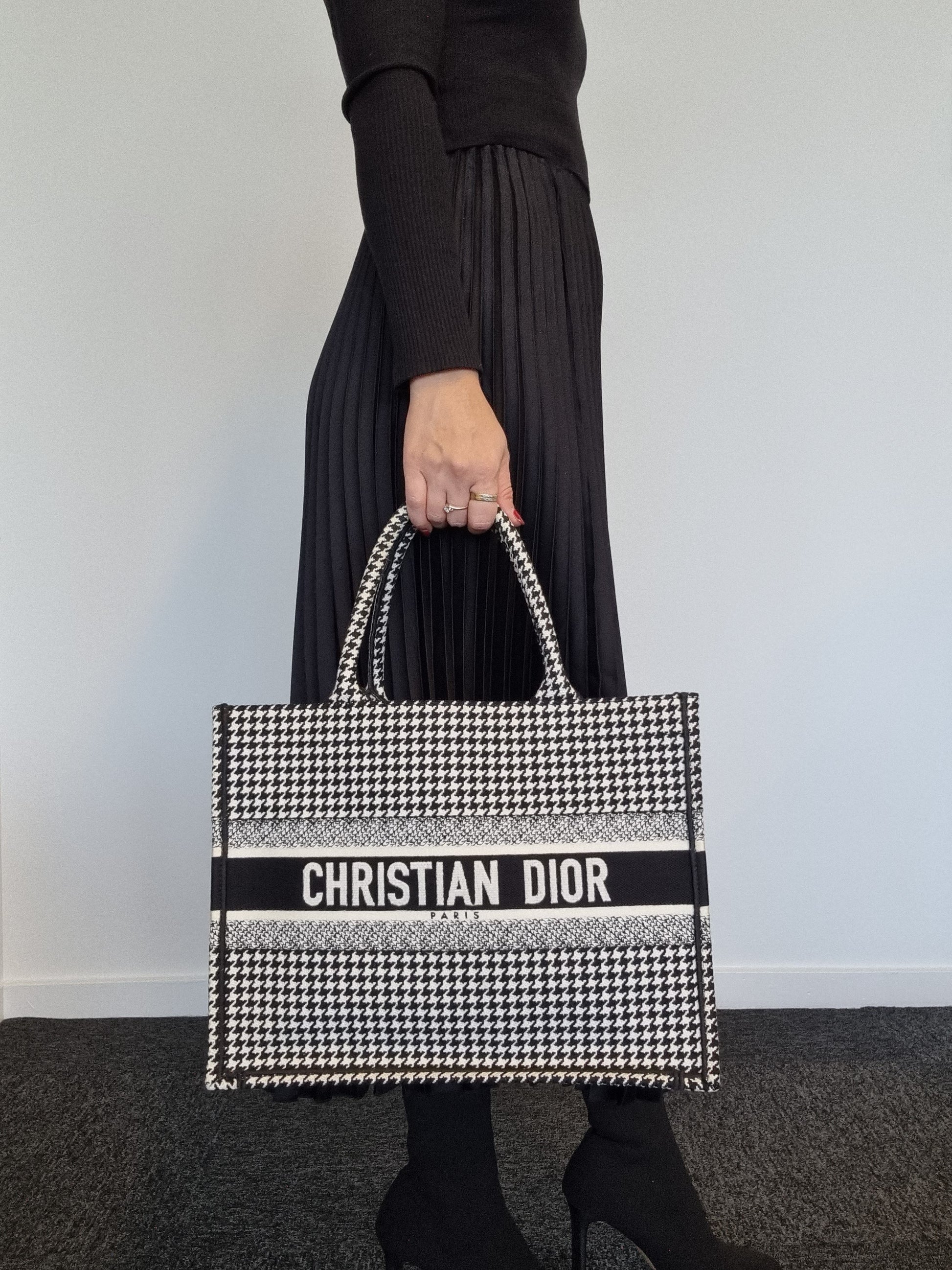 Túi Dior Book Tote màu đen trắng kẻ size S